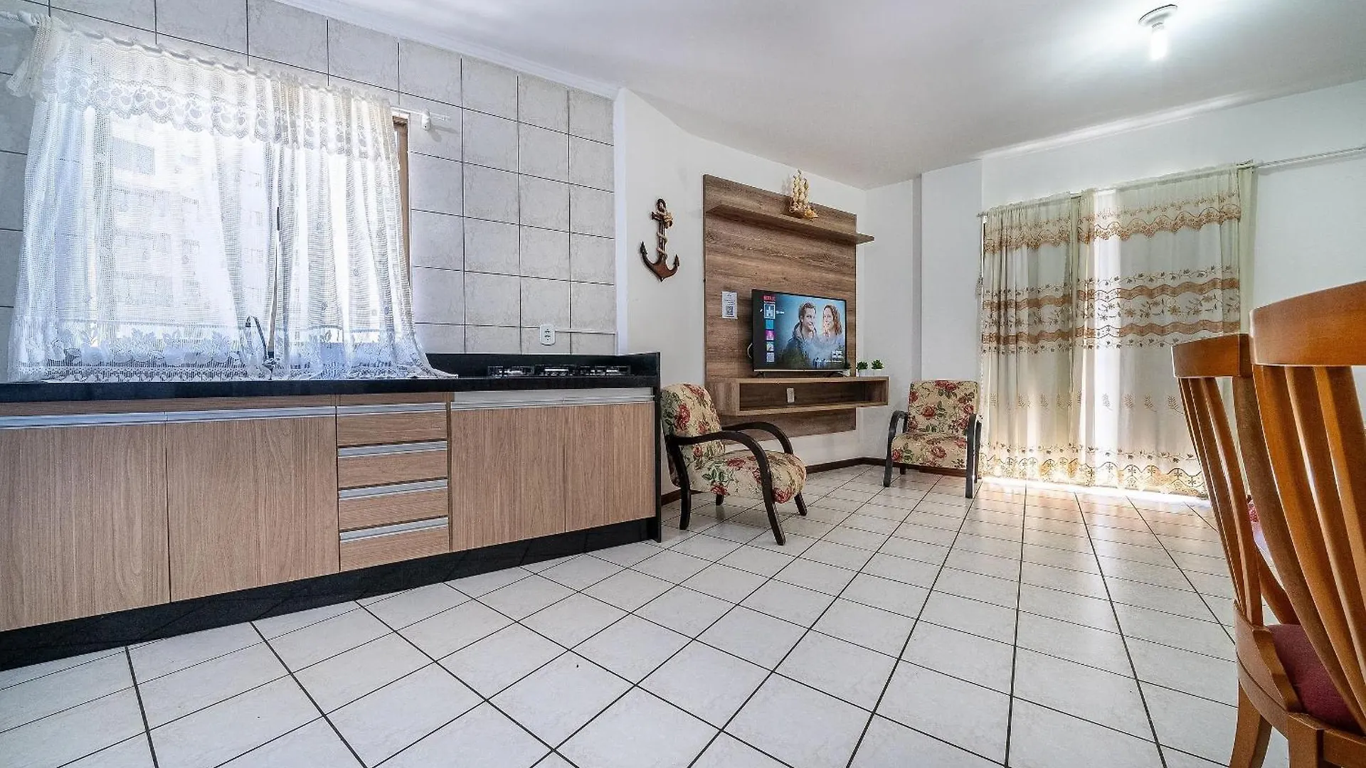 132 - Localizado Na Avenida Principal De Bombas - Apto Com 02 Dormitorios Bombinhas Apartman